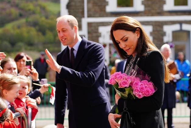 Entertainment Themen der Woche KW17 Entertainment Bilder des Tages . 28 04 2023. Aberfan, United Kingdom. Prince William and Kate Middleton, the Prince and Princess of Wales , during a visit to the Aberfan memorial garden in Wales,United Kingdom, to pay their respects to those who lost their lives during the Aberfan disaster in 1966.  xPoolx xi-Imagesx IIM-24325-0008