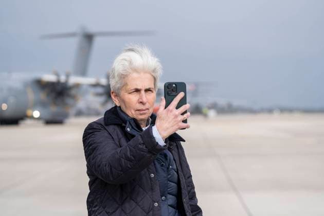 Rückkehr Evakuierungsverband und Abschlussappell zur Evakuierungsmission aus dem Sudan Fliegerhorst Wunstorf bei Hannover Marie-Agnes Strack-Zimmermann berichtet live per Social-Media von der Ankunft der ersten Maschine und macht ein Selfie mit Ihrem Smartphone, im Hintergrund der erste gerade von der Rettungsmission heimgekehrte Airbus A400M;Rückkehr Evakuierungsverband und Abschlussappell zur Evakuierungsmission aus dem Sudan Fliegerhorst Wunstorf bei Hannover Marie-Agnes Strack-Zimmermann berichtet live per Social-Media von der Ankunft der ersten Maschine und macht ein Selfie mit, Wunstorf Niedersachsen Deutschland Fliegerhorst *** Return evacuation unit and final roll call for the evacuation mission from Sudan Wunsto