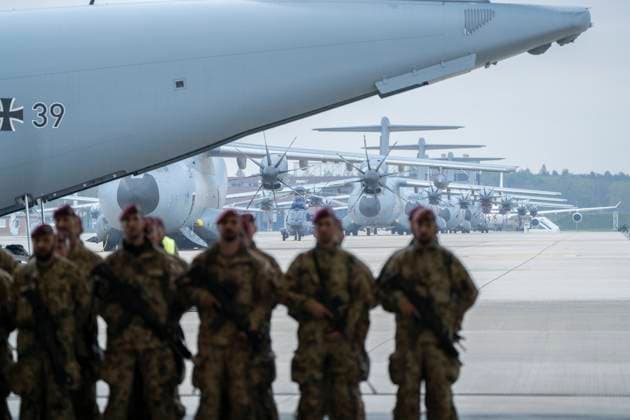 Rückkehr Evakuierungsverband und Abschlussappell zur Evakuierungsmission aus dem Sudan Fliegerhorst Wunstorf bei Hannover An der Evakuierungsmission beteiligte Soldatinnen und Soldaten unmittelbar nach ihrer Rückkehr beim Appell im Fliegerhorst;Rückkehr Evakuierungsverband und Abschlussappell zur Evakuierungsmission aus dem Sudan Fliegerhorst Wunstorf bei Hannover An der Evakuierungsmission beteiligte Soldatinnen und Soldaten unmittelbar nach ihrer Rückkehr beim Appell im Fliegerhorst, Wunstorf Niedersachsen Deutschland Fliegerhorst *** Return evacuation unit and final roll call for the evacuation mission from Sudan Wunstorf Air Base near Hanover Soldiers involved in the evacuation mission immediately after their return at