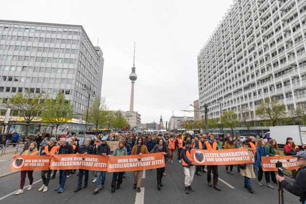 News Themen der Woche KW17 News Bilder des Tages Protestmarsch der letzten Generation am Freitagnachmittag, Erneut ging die Klimagruppe Letzte Generation auf die Straße am Freitag-Nachmittag. Mit einem stillen Protestmarsch zogen knapp 50 Klimaaktivisten vom Marx-Engels-Forum auf der Karl Liebknecht Straße bis zur Ecke Torstraße. Begleitet wurde die nicht angekündigten Protest und Blockade-Aktionen von der Berliner Polizei. Berlin Berlin Deutschland *** Protest march of the last generation on Friday afternoon, Once again, the climate group Last Generation went on the road on Friday afternoon With a silent protest march moved just under 50 climate activists from the Marx Engels Forum on Karl Liebknecht Street to the corner Torstraße Accompanied was the unannounced protest and bl