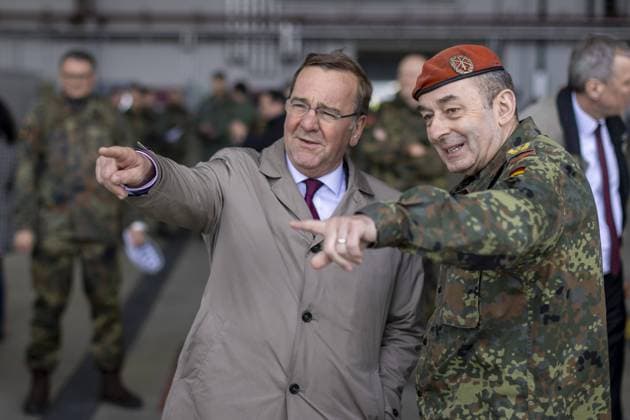 Rueckkehrerappell des Evakuierungsverbandes des Sudan - Einsatzes der Bundeswehr auf dem Fliegerhorst in Wunstorf. Hier Bundesverteidigungsminister Boris Pistorius, SPD, mit Generalinspekteur General Carsten Breuer Wunstorf Deutschland *** Return roll call of the evacuation unit of the Sudan deployment of the German Armed Forces at the air base in Wunstorf Here Federal Minister of Defense Boris Pistorius, SPD, with Inspector General General Carsten Breuer Wunstorf Germany Copyright: xThomasxImo photothek.netx