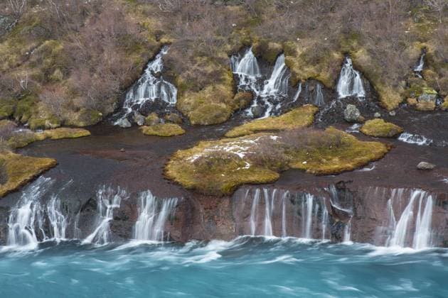  Hraunfossar, eine Reihe von Wasserfällen, die sich im Winter in den Fluss Hvítá ergießen, Vesturland, Borgarfjörður, Westisland *** Hraunfossar, a Series from Waterfalls, the itself at Winter in the River Hvítá pour Vesturland, Borgarfjörður, Western Iceland Copyright: imageBROKER/alimdix/xArterra ibltsm09216012.jpg