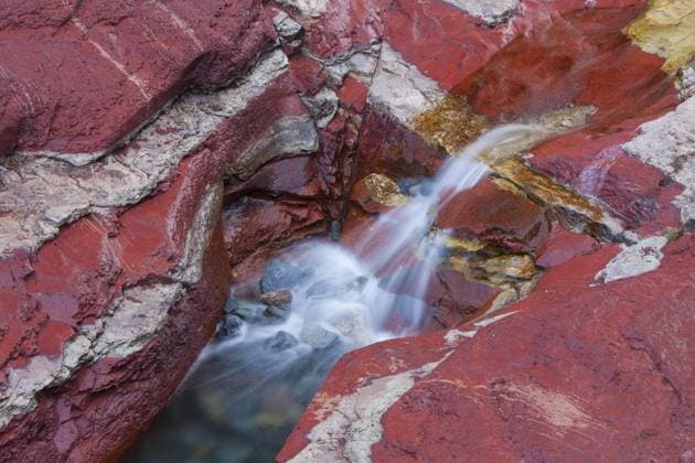 Sedimentäre Mineralschichten aus Argillit im Lost Horse Creek, Red Rock Canyon, Waterton Lakes National Park, Alberta, Kanada, Nordamerika Copyright: imageBROKER/alimdix/xArterra ibltsm09216094.jpg