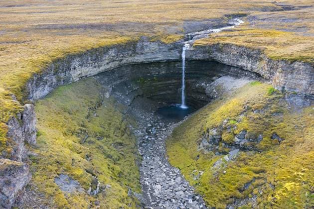  Wasserfall Hemsilfossen am Fluss Hemsil am Ekmanfjorden im Sommer, Svalbard, Spitzbergen, Norwegen, Europa *** Waterfall Hemsilfossen on River Hemsil on Ekmanfjorden at Summer, Svalbard, Spitsbergen, Norway, Europe Copyright: imageBROKER/alimdix/xArterra ibltsm09216342.jpg