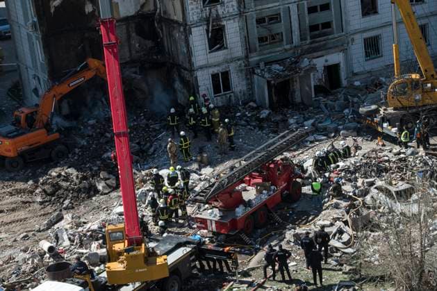 News Themen der Woche KW17 News Bilder des Tages Heavily Damaged Residential Building Hit By A Russian Missile In The Town Of Uman Rescuers work at the site of a heavily damaged residential building hit by a Russian missile in the town of Uman, Cherkasy region, Ukraine April 28, 2023. Uman Ukraine  Copyright: xMaxymxMarusenkox originalFilename: musienko-notitle230428_npO85.jpg
