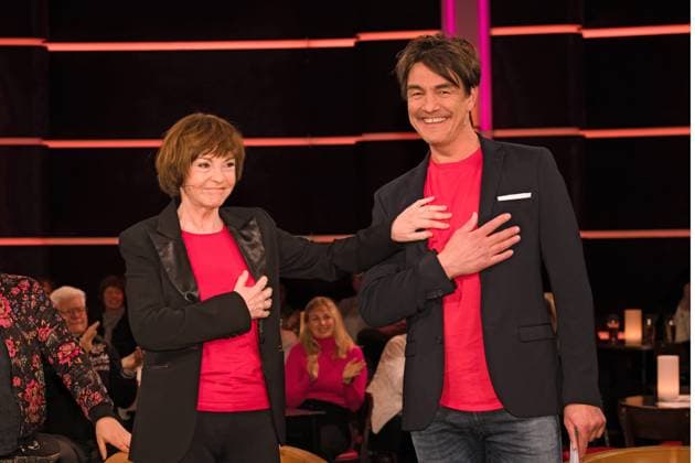 Entertainment Themen der Woche KW17 MDR - Riverboat. Schauspielerin Katrin Sass und Moderator Matze Knop anläßlich der Aufzeichnung der MDR - Talkshow Riverboat am 28.04.2023 in der Mediacity Leipzig. 20230428ADO0072 *** MDR Riverboat actress Katrin Sass and host Matze Knop on the occasion of the recording of the MDR talk show Riverboat on 28 04 2023 in the Mediacity Leipzig 20230428ADO0072