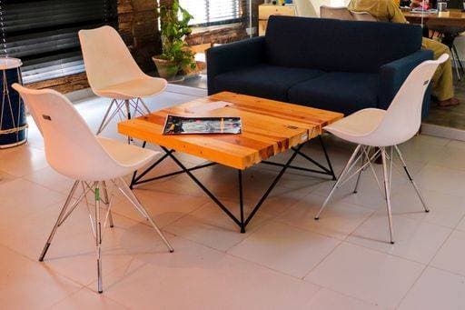 RECORD DATE NOT STATED A beautiful image of white eames vitra chairs and a blue two-seater sofa placed at the lounge area *** einer Schönes Abbild des weiß eames vitra Stühle und einer Blau Zwei seater Schlafcouch gestellt im der Gesellschaftsraum Bereich 3167448