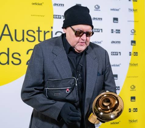 RECORD DATE NOT STATED 20230428 Amadeus Austrian Music Awards 2023 WIEN, OESTERREICH - 28. APRIL: Preistraeger der Amadeus Award 2022 fuer sein Lebenwerk Musiker Karl Ratzer nach der Show anslaesslich der Verleihung des Amadeus Austria Music Awards 2022 in der weissen Bar des Wiener Volkstheaters am 28. April 2022 in Wien, Oesterreich. 230429_SEPA_17_012 Copyright: xIsabellexOuvrardx SEPAxMedia