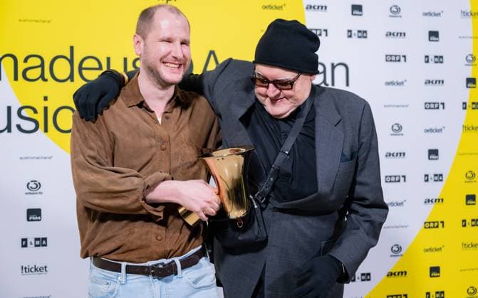 RECORD DATE NOT STATED 20230428 Amadeus Austrian Music Awards 2023 WIEN, OESTERREICH - 28. APRIL: Marco Wanda mit Preistraeger der Amadeus Award 2022 fuer sein Lebenwerk Musiker Karl Ratzer nach der Show anslaesslich der Verleihung des Amadeus Austria Music Awards 2022 in der weissen Bar des Wiener Volkstheaters am 28. April 2022 in Wien, Oesterreich. 230429_SEPA_17_017 Copyright: xIsabellexOuvrardx SEPAxMedia