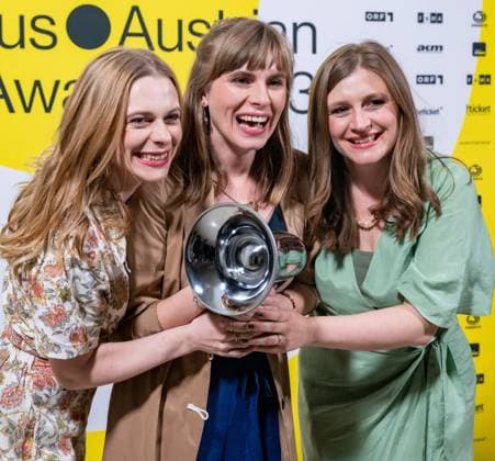 RECORD DATE NOT STATED 20230428 Amadeus Austrian Music Awards 2023 WIEN, OESTERREICH - 28. APRIL: Poxrucker Sisters Preistraegerinnen der Amadeus Award 2023 in der Kategorie - SongwriterIn des Jahres, praesentiert von akm und austro mechana - nach der Verleihung in der weissen Bar des Wiener Volkstheaters am 28. April 2023 in Wien, Oesterreich. 230429_SEPA_17_021 Copyright: xIsabellexOuvrardx SEPAxMedia