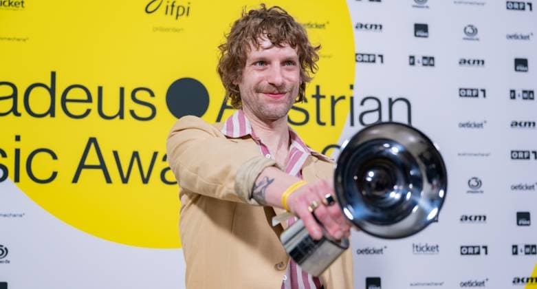 RECORD DATE NOT STATED 20230428 Amadeus Austrian Music Awards 2023 WIEN, OESTERREICH - 28. APRIL: Voodoo Juergens Preistraeger der Amadeus Award 2023 in der Kategorie - Alternative - nach der Verleihung in der weissen Bar des Wiener Volkstheaters am 28. April 2023 in Wien, Oesterreich. 230429_SEPA_17_031 Copyright: xIsabellexOuvrardx SEPAxMedia