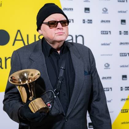 RECORD DATE NOT STATED 20230428 Amadeus Austrian Music Awards 2023 WIEN, OESTERREICH - 28. APRIL: Preistraeger der Amadeus Award 2022 fuer sein Lebenwerk Musiker Karl Ratzer nach der Show anslaesslich der Verleihung des Amadeus Austria Music Awards 2022 in der weissen Bar des Wiener Volkstheaters am 28. April 2022 in Wien, Oesterreich. 230429_SEPA_17_018 Copyright: xIsabellexOuvrardx SEPAxMedia