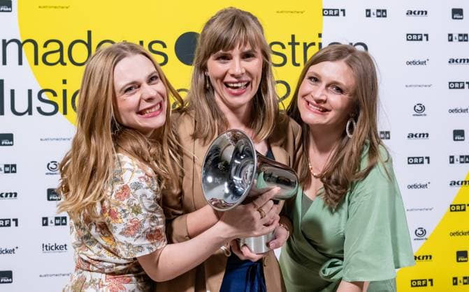 RECORD DATE NOT STATED 20230428 Amadeus Austrian Music Awards 2023 WIEN, OESTERREICH - 28. APRIL: Lemo Preistraeger der Amadeus Award 2023 in der Kategorie - Tonstudion Best Sound für das Album -Irgendwas mit Dreissig- praesentiert von Fama - nach der Verleihung in der weissen Bar des Wiener Volkstheaters am 28. April 2023 in Wien, Oesterreich. 230429_SEPA_17_002 Copyright: xIsabellexOuvrardx SEPAxMedia