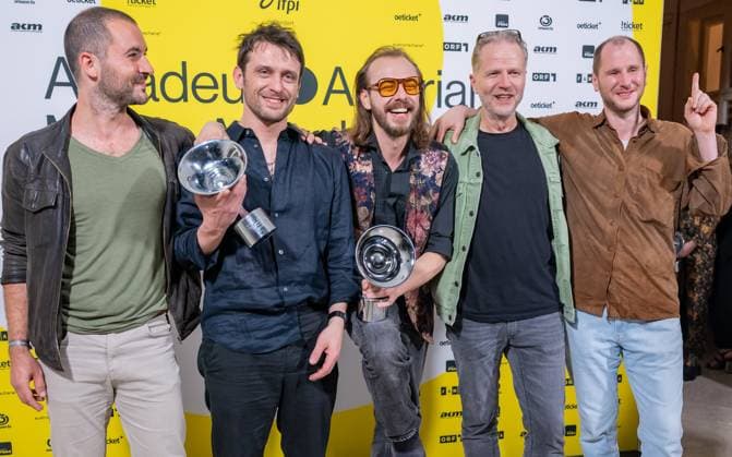 RECORD DATE NOT STATED 20230428 Amadeus Austrian Music Awards 2023 WIEN, OESTERREICH - 28. APRIL: Wanda Preistraeger der Amadeus Award 2023 in der Kategorie - Live-Act des Jahres und Album des Jahres- praesentiert von oeticket - nach der Verleihung in der weissen Bar des Wiener Volkstheaters am 28. April 2023 in Wien, Oesterreich. 230429_SEPA_17_023 Copyright: xIsabellexOuvrardx SEPAxMedia