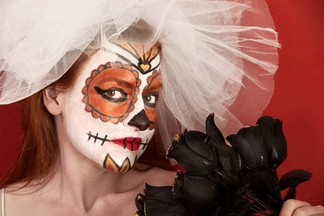 Red-haired bride with black roses and All Souls Day makeup Copyright: xScottxGriesselx xDesignxPicsx , 30538360 Copyright: ScottxGriesselx xDesignxPics 30538360