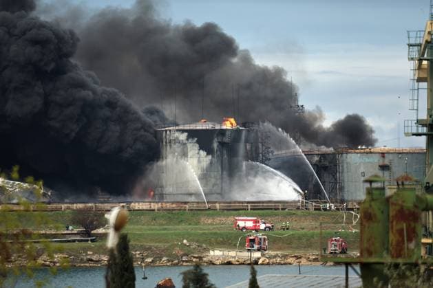 Bilder des Jahres 2023, News 04 April News Themen der Woche KW17 News Bilder des Tages RUSSIA, SEVASTOPOL - APRIL 29, 2023: Firefighters battle a fire at an oil depot in Sevastopol s Kazachya Bukhta neighborhood. According to preliminary data, an oil tank has caught fire after a drone attack. According to the city authorities, the fire covers an area of 1,000 sqm. Stringer TASS  58729836