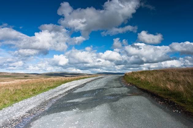 Empty road in Yorkshire Dales National Park in Great Britain Copyright: xRadomirxRe?nýx xDesignxPicsx , 30549439 Copyright: RadomirxRe?nýx xDesignxPics 30549439
