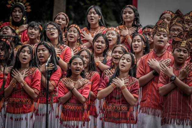IMAGO Cultures of the world, Toraja Volk in Indonesien April 29, 2023, Makassar, South Sulawesi, Indonesia: A number of junior high school students appeared wearing traditional Toraja clothes as part of the choir at the commemoration of the 27th regional autonomy day which was held at the Losari Beach Pavilion, Makassar City. Makassar Indonesia - ZUMAb223 20230429_zip_b223_001 Copyright: xHerwinxBaharx