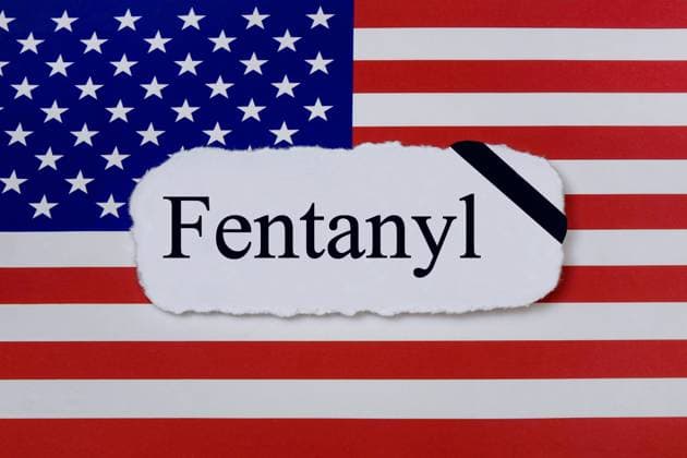 USA-Flagge und Fentanyl USA-Flagge und Fentanyl, 29.04.2023, Borkwalde, Brandenburg, Auf einer USA-Flagge liegt der Schriftzug Fentanyl.