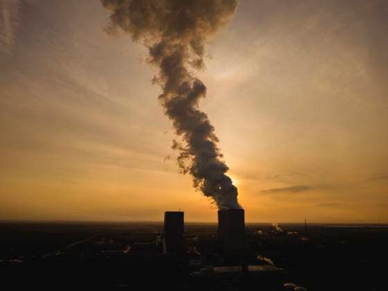 Kraftwerk Lippendorf Das Kraftwerk Lippendorf ist ein mit Braunkohle befeuertes Dampfkraftwerk am Nordwestrand des Ortes Lippendorf der Gemeinde Neukieritzsch im Landkreis Leipzig. Es liegt etwa 15 km südlich von Leipzig, das auch über e Lippendorf Sachsen GERMANY *** Lippendorf power plant The Lippendorf power plant is a lignite-fired steam power plant located on the northwestern edge of the village of Lippendorf in the municipality of Neukieritzsch in the district of Leipzig It is located about 15 km south of Leipzig, which also has e Lippendorf Saxony GERMANY