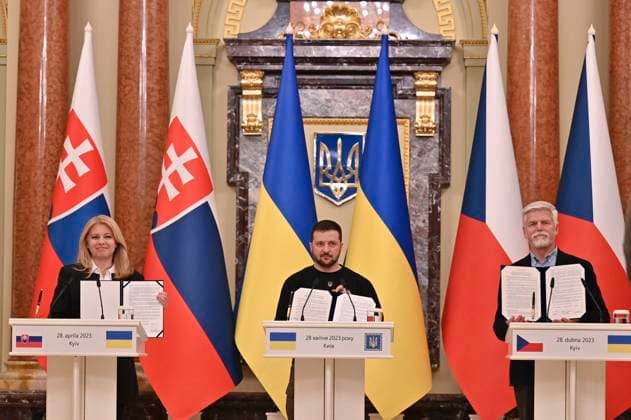 Bilder des Jahres 2023, News 04 April News Themen der Woche KW17 President of the Czech Republic Petr Pavel (R), President of Slovakia Zuzana Caputova (L) and President of Ukraine Volodymyr Zelensky (C) take part at a joint press-conference following their meeting in Kyiv President of the Czech Republic Petr Pavel (R), President of Slovakia Zuzana Caputova (L) and President of Ukraine Volodymyr Zelensky (C) take part at a joint press-conference following their meeting in Kyiv, Ukraine 28 April 2023, amid Russian invasion of Ukraine. Photo by PRESIDENT OF UKRAINE apaimages Kyiv Kyiv Ukraine 280423_Ukraine_UPO_00 (22) Copyright: xapaimagesxPRESIDENTxOFxUKRAINEx xapaimagesx