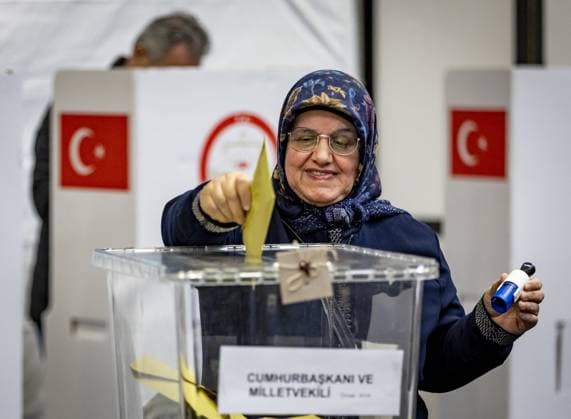 News Themen der Woche KW17 News Bilder des Tages DEVENTER - A voter casts a vote in a polling station in sports center De Scheg for the Turkish presidential and parliamentary elections. Turks abroad can already vote from April 27 to May 9 in the elections on May 14. ANP SEM VAN DER WAL netherlands out - belgium out  Copyright: xx x468109265x originalFilename: 468109265.jpg