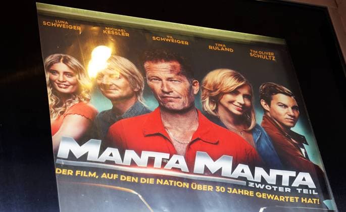 29.04.2023, Deutschland, Entertainment, Kino, Schauspieler, Werbeplakat hinter Glas für den Film Manta Manta- zwoter Teil mit Til Schweiger in der Hauptrolle, Kinofilm, Plakat, Lichteffekt NRW Deutschland *** 29 04 2023, Germany, entertainment, cinema, actor, advertising poster behind glass for the movie Manta Manta zwoter Teil starring Til Schweiger, cinema film, poster, light effect NRW Germany Copyright: xD.xKerlekin SnowfieldxPhotographyx SF290423SchweigerD1