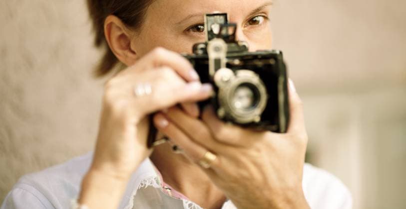 Woman with camera ,focus point on eye Copyright: xAlexeyxKlementievx xDesignxPicsx , 30564634 Copyright: LeahxThompsonx xDesignxPics 30564634
