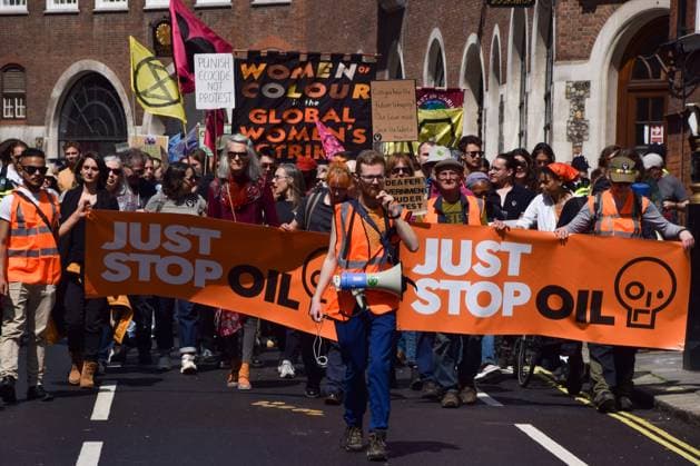 News Themen der Woche KW17 News Bilder des Tages April 29, 2023, London, England, United Kingdom: Protesters marched in Westminster in solidarity with Just Stop Oil activists Morgan Trowland and Marcus Decker, who have been jailed for climbing the Dartford Crossing bridge in protest against fossil fuels. London United Kingdom - ZUMAv130 20230429_zip_v130_020 Copyright: xVukxValcicx