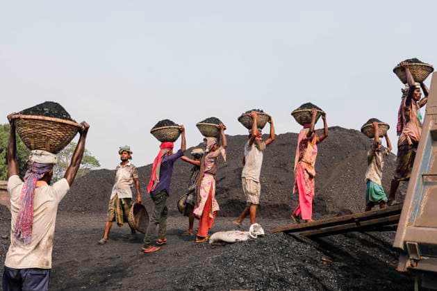 Bilder des Jahres 2023, News 04 April News Themen der Woche KW17 News Bilder des Tages April 29, 2023, Dhaka, Bangladesh: Labourers transport baskets full of coal on the top of their heads as they unload coal from a cargo ship in Gabtoli, on the outskirts of Dhaka, Bangladesh on April 29, 2023. About 3.0 per cent of the countrys power currently comes from coal. Workers earn USD $4 to $6 per day. Dhaka Bangladesh - ZUMAh355 20230429_zip_h355_005 Copyright: xMd.xRakibulxHasanx