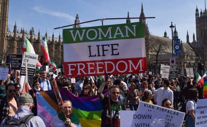 News Themen der Woche KW17 News Bilder des Tages April 29, 2023, London, England, United Kingdom: Protesters in Parliament Square. Thousands of protesters marched to Downing Street demanding that the UK Government proscribes the Islamic Revolutionary Guard Corps in Iran as a terrorist organisation, and in solidarity with journalist and activist Vahid Beheshti, who is on day 66 of his hunger strike. London United Kingdom - ZUMAv130 20230429_zip_v130_047 Copyright: xVukxValcicx