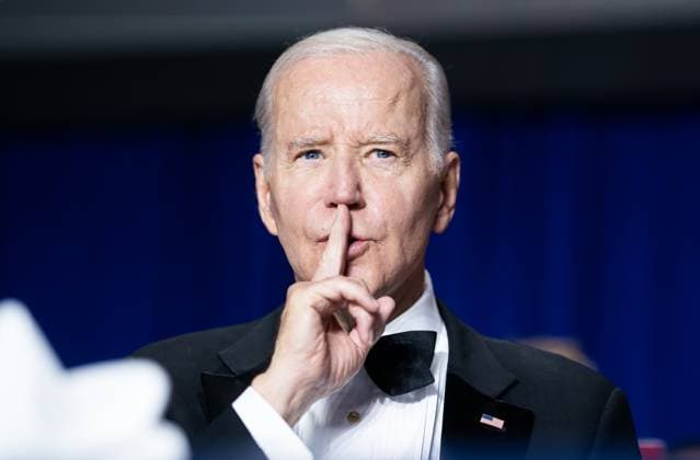 Bilder des Jahres 2023, News 04 April News Themen der Woche KW17 News Bilder des Tages US President Joe Biden quiets the crowd during the White House Correspondents Association (WHCA) dinner in Washington, DC on Saturday, April 29, 2023. The annual dinner raises money for WHCA scholarships and honors the recipients of the organization s journalism awards.  WAX20230429204 NathanxHoward