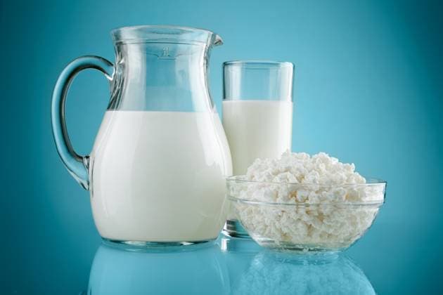 jug glass with milk and curds on blue background Copyright: xOlgaxLupolx xDesignxPicsx , 30604764 Copyright: AndrewxDybrovskiyx xDesignxPics 30604764