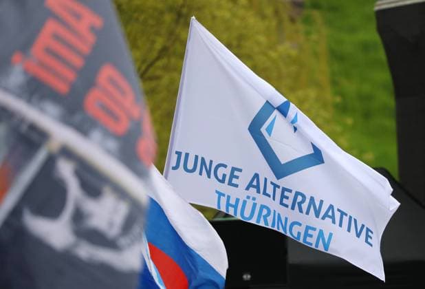 Deutsche Parteien: AfD, Symbolbilder Zukunft fuer Deutschland - Demo der AfD in Erfurt 29.04.2023, Erfurt, Theaterplatz, Grossdemonstration Kundgebung der AfD unter dem Motto Zukunft fuer Deutschland im Bild: Fahne mit der Aufschrift Junge Alternative Thueringen *** Future for Germany demonstration of the AfD in Erfurt 29 04 2023, Erfurt, Theaterplatz, large demonstration rally of the AfD under the motto Future for Germany in the picture flag with the inscription Junge Alternative Thueringen