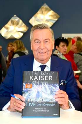 Bilder des Jahres 2023, Entertainment 04 April Entertainment Themen der Woche KW17 Roland Kaiser bei der Signierstunde zu seinem Buch Live - Das Roadbook am Messestand der Penguin Random House Verlagsgruppe auf der Leipziger Buchmesse 2023. Leipzig, 29.04.2023 *** Roland Kaiser at the book signing for his book Live Das Roadbook at the Penguin Random House Publishing Group stand at the Leipzig Book Fair 2023 Leipzig, 29 04 2023 Foto:xM.xWehnertx xFuturexImage
