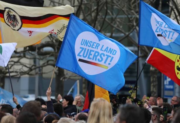 Deutsche Parteien: AfD, Symbolbilder Zukunft fuer Deutschland - Demo der AfD in Erfurt 29.04.2023, Erfurt, Theaterplatz, Grossdemonstration Kundgebung der AfD unter dem Motto Zukunft fuer Deutschland im Bild: Fahnen werden hochgehalten, u.a. Unser Land zuerst *** Future for Germany demonstration of the AfD in Erfurt 29 04 2023, Erfurt, Theaterplatz, large demonstration rally of the AfD under the motto Future for Germany in the picture flags are held high, including Our country first