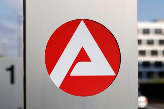 Arge-Logo an der Agentur für Arbeit in Ossendorf. Die Jobcenter in Deutschland bieten Unterstützung für Geflüchtete aus der Ukraine, ihren Lebensunterhalt abzusichern. Dazu gibt es eine monatliche finanzielle Unterstützung, das sogenannte Bürgergeld (Grundsicherung). (Themenbild, Symbolbild) Köln, 28.04.2022 NRW Deutschland *** Arge logo at the Employment Agency in Ossendorf The job centers in Germany offer support for refugees from Ukraine to secure their livelihood For this purpose, there is a monthly financial support, the so-called citizens money basic security Topic image, symbol image Cologne, 28 04 2022 NRW Germany Copyright: xChristophxHardtx