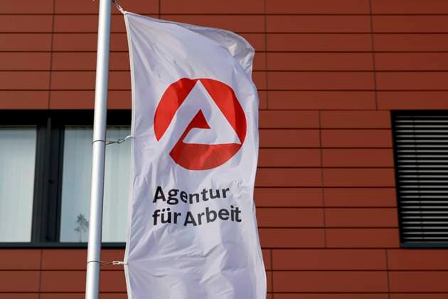 Arge-Logo an der Agentur für Arbeit in Ossendorf. Die Jobcenter in Deutschland bieten Unterstützung für Geflüchtete aus der Ukraine, ihren Lebensunterhalt abzusichern. Dazu gibt es eine monatliche finanzielle Unterstützung, das sogenannte Bürgergeld (Grundsicherung). (Themenbild, Symbolbild) Köln, 28.04.2022 NRW Deutschland *** Arge logo at the Employment Agency in Ossendorf The job centers in Germany offer support for refugees from Ukraine to secure their livelihood For this purpose, there is a monthly financial support, the so-called citizens money basic security Topic image, symbol image Cologne, 28 04 2022 NRW Germany Copyright: xChristophxHardtx