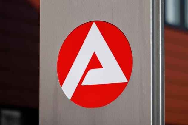 Arge-Logo an der Agentur für Arbeit in Ossendorf. Die Jobcenter in Deutschland bieten Unterstützung für Geflüchtete aus der Ukraine, ihren Lebensunterhalt abzusichern. Dazu gibt es eine monatliche finanzielle Unterstützung, das sogenannte Bürgergeld (Grundsicherung). (Themenbild, Symbolbild) Köln, 28.04.2022 NRW Deutschland *** Arge logo at the Employment Agency in Ossendorf The job centers in Germany offer support for refugees from Ukraine to secure their livelihood For this purpose, there is a monthly financial support, the so-called citizens money basic security Topic image, symbol image Cologne, 28 04 2022 NRW Germany Copyright: xChristophxHardtx