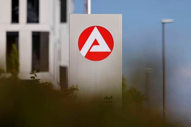 Arge-Logo an der Agentur für Arbeit in Ossendorf. Die Jobcenter in Deutschland bieten Unterstützung für Geflüchtete aus der Ukraine, ihren Lebensunterhalt abzusichern. Dazu gibt es eine monatliche finanzielle Unterstützung, das sogenannte Bürgergeld (Grundsicherung). (Themenbild, Symbolbild) Köln, 28.04.2022 NRW Deutschland *** Arge logo at the Employment Agency in Ossendorf The job centers in Germany offer support for refugees from Ukraine to secure their livelihood For this purpose, there is a monthly financial support, the so-called citizens money basic security Topic image, symbol image Cologne, 28 04 2022 NRW Germany Copyright: xChristophxHardtx