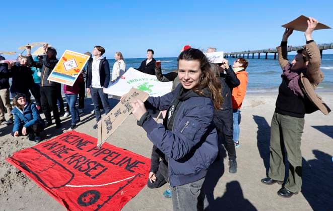 Bilder des Jahres 2023, News 04 April News Themen der Woche KW17 News Bilder des Tages Klimaaktivisten demonstrieren auf Ruegen Klimaaktivistin Luisa Neubauer ( M.) demonstriert an der Seebruecke in Binz (Landkreis Vorpommern-Ruegen) gegen ein moegliches LNG-Terminal auf der Insel Ruegen. Knapp 100 Aktivisten und Sympathisanten nehmen an Veranstaltung am Ostseestrand teil. Neubauer war nach eigener Aussage auf Einladung von Ruegenern gekommen. Binz Mecklenburg-Vorpommern Deutschland *** Climate activists demonstrate on Ruegen Climate activist Luisa Neubauer M demonstrates at the seaside bridge in Binz County Western Pomerania Ruegen against a possible LNG terminal on the island of Ruegen Almost 100 activists and sympathizers participate in event on the Baltic Sea beach Neubauer said she had come at the invitation of Ruege