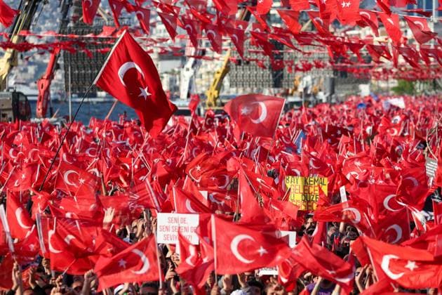 News Themen der Woche KW17 News Bilder des Tages People attend a campaign event by Kemal Kilicdaroglu (not pictured), presidential candidate from the Turkish oppositionâ ¢s six-party alliance speaks during a campaign event ahead of the 14 May general election, in Izmir, Turkey, 30 April 2023. ( Copyright: AlpxErenxKayax-xDepoxPhotos 17923877