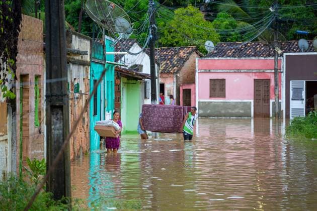 News Themen der Woche KW17 News Bilder des Tages ÁGUA PRETA, PE - 30.04.2023: FORTE CHUVAS EM ÁGUA PRETA PE - Heavy rains this Sunday 04 30 23 leaves some streets flooded and invades a house in the City of Água Preta in PE x2367181x  MarcelinoxLuis