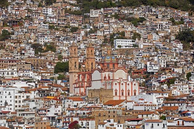 Blick auf das koloniale Stadtzentrum von Taxco de Alarcón und die Kirche Santa Prisca aus dem 18. Jahrhundert, Guerrero, Mexiko, Mittelamerika *** View at the Colonial City centre from Taxco de Alarcón and the Church Santa Prisca from the 18 Century, Guerrero, Mexico, Central America Copyright: imageBROKER alimdix xArterra ibltsm09230467.jpg