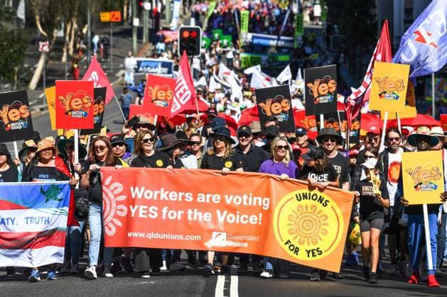 News Themen der Woche KW18 News Bilder des Tages ANTHONY ALBANESE MAY DAY RALLY, Australian Prime Minister Anthony Albanese and Queensland Premier Annastacia Palaszczuk (front of march) participate in the May Day march, as part of Labour Day, in Brisbane, Monday, May 1, 2023. ( NO ARCHIVING, EDITORIAL USE ONLY, NO USE IN BOOKS WITHOUT CONSENT BRISBANE QLD AUSTRALIA  Copyright: xJONOxSEARLEx 20230501001793091008