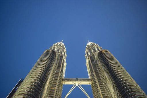 RECORD DATE NOT STATED Petronas Twin Towers in Kuala Lumpur city centre in the evening. *** Petronas zweimotorig Türme ÊIn Kuala Lumpur Stadt Zentrum ÊIn der Abend 19318408