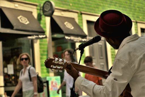 RECORD DATE NOT STATED A young man performing an acoustic guitar solo on a city street corner *** einer Jung Mann ausübender An&Verkauf akustische Gitarre solistisch am einer Stadt Straße Ecke 19332861