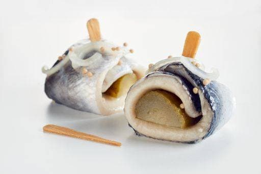 RECORD DATE NOT STATED A closeup of rollmops made of herring fillet and pickled cucumbers with onions served on a white table *** einer closeupe des rollmops gemacht des Hering Hohlkehle und pickled Gurken mit Zwiebeln angerichtet am einer weiß Tisch 3197829