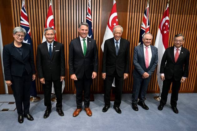 News Themen der Woche KW18 News Bilder des Tages THE SINGAPORE-AUSTRALIA JOINT MINISTERIAL PRESSER, (L-R) Australian Foreign Minister Penny Wong, Sigaporean Foreign Minister Vivian Balakrishnan, Australian Defence Minister Richard Marles, Singaporean Defence Minister Ng Eng Hen, Australian Trade Minister Don Farrell and Singaporean Trade Minister Gan Kim Yong pose for photographs during the Singapore-Australia Joint Ministerial Committee meeting at Parliament House in Canberra, Monday, May 1, 2023. ( NO ARCHIVING, EDITORIAL USE ONLY, NO USE IN BOOKS WITHOUT CONSENT CANBERRA ACT AUSTRALIA  Copyright: xLUKASxCOCHx 20230501001793143204