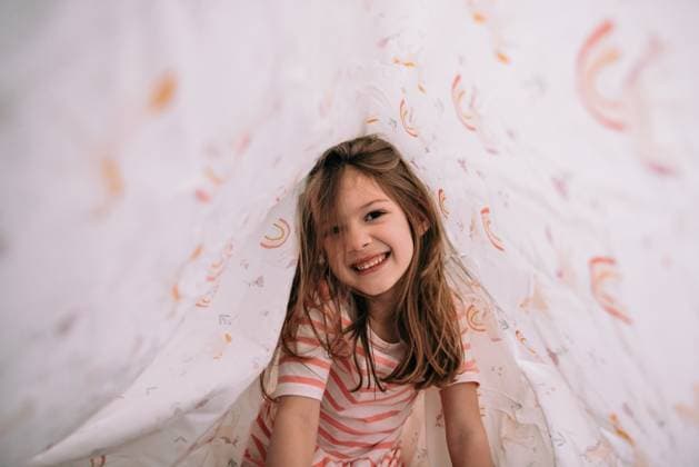 Creative Highlights Symbolbilder Playing in the sheets making a fort Cincinnati, Ohio, United States CR_KRHE230306-1146407-01 ,model released, Symbolfoto